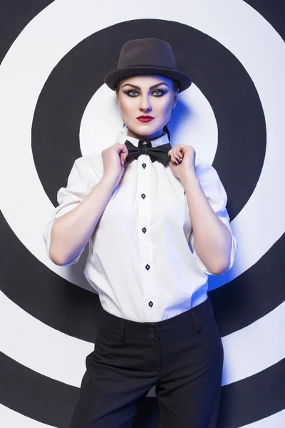 Pretty woman with evening make up and red lips in a bow-tie in a center of a dartboard background — Stock Photo, Image