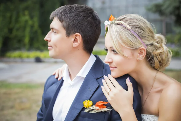 gelinlik içinde öpüşme genç bir çift. Gelin holding buket çiçek