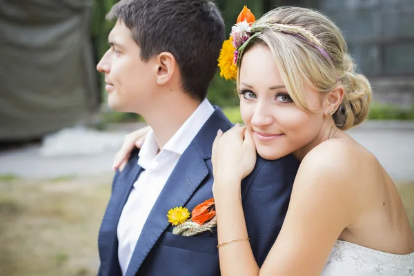 gelinlik içinde öpüşme genç bir çift. Gelin holding buket çiçek