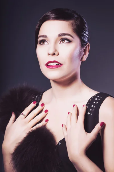 Beautiful Brunette Retro Woman with red lips make up and wave bang hairstyle — Stock Photo, Image