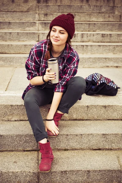 Μελαχρινή γυναίκα με στολή hipster κάθεται σε βήματα στο δρόμο. τονισμένο εικόνας — Φωτογραφία Αρχείου