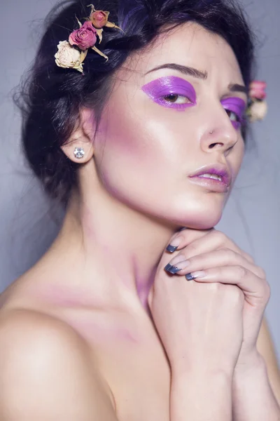 Bella donna bruna con trucco creativo e rose morte in acconciatura treccia — Foto Stock