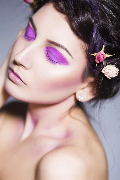 Bella donna bruna con trucco creativo e rose morte in acconciatura treccia — Foto Stock