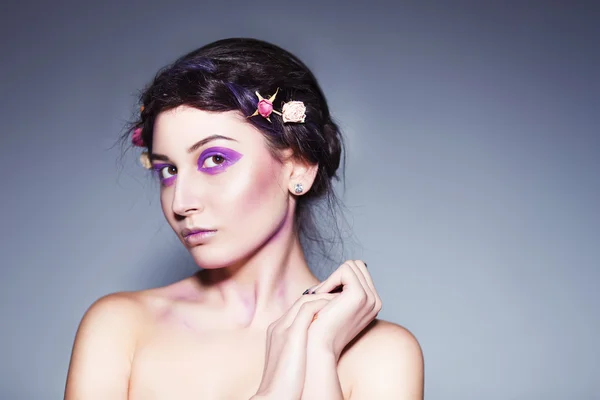 Hermosa mujer morena con maquillaje creativo y rosas muertas en peinado trenzado. espacio de copia — Foto de Stock