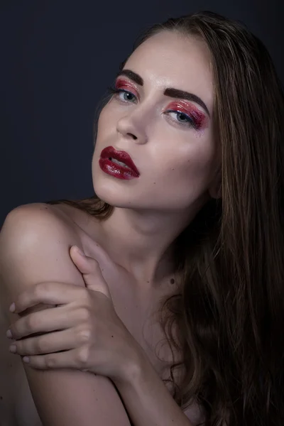 Krásná brunetka s kreativní make-up — Stock fotografie
