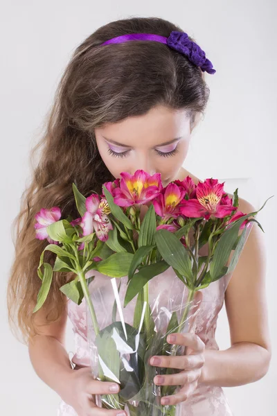 Yabani orkide mor çiçekleri ver güzel mutlu kız — Stok fotoğraf