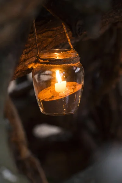 Bel endroit romantique décoré pour un rendez-vous avec des pots pleins de bougies accrochées à l'arbre la nuit — Photo