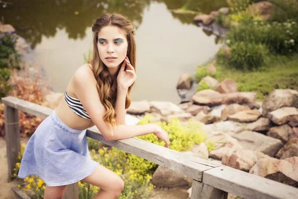 Beautiful sensual blonde woman with make up and curly hairstyle chilling at the park. Outdoors. Copy Space — Stock Photo, Image