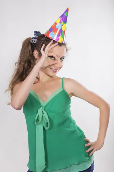 Брюнетка жінка в день народження cap зробити "Гаразд" цифра і посмішка — стокове фото