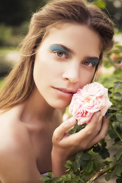 Bella donna bionda sensuale con trucco e acconciatura riccia agghiacciante al parco. All'aperto . — Foto Stock