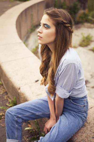 Bella donna bionda sensuale con trucco e acconciatura riccia agghiacciante al parco. All'aperto . — Foto Stock