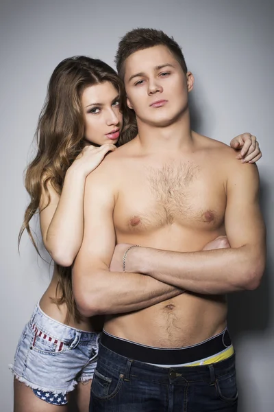 kadın ve bir adam birbirlerini gözlerindeki şehvet ile seksi poz holding