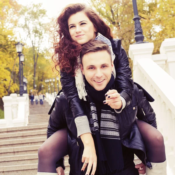 Belo casal abraçando e sorrindo em um encontro no parque — Fotografia de Stock