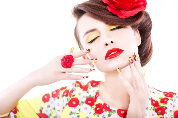 Mujer morena en vestido amarillo y rojo con flor de amapola en el pelo, anillo de amapola y uñas creativas, ojos cerrados. Copiar espacio sobre fondo blanco — Foto de Stock