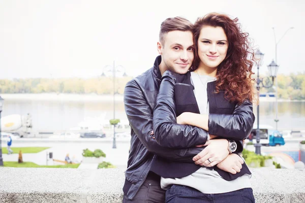 Beautiful couple hugging and smiling on a date at the park — Stock Photo, Image