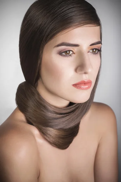 Retrato de uma mulher bonita com cabelo liso marrom — Fotografia de Stock