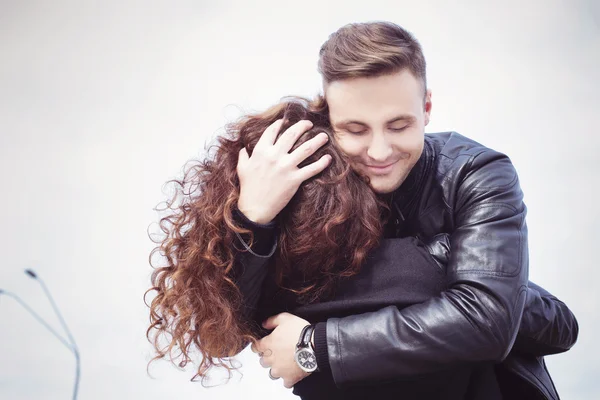 Άνδρας αγκαλιάζει μια γυναίκα αυτός στην αγάπη με και χαμόγελο σε εξωτερικούς χώρους — Φωτογραφία Αρχείου