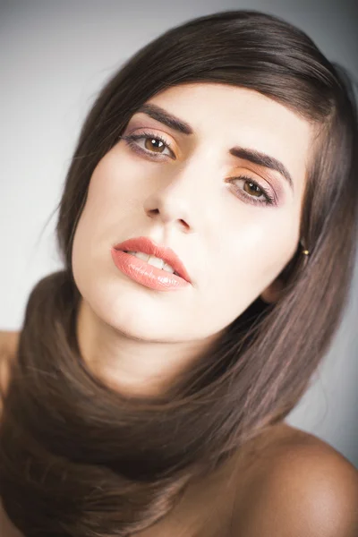Retrato de uma mulher bonita com cabelo liso marrom — Fotografia de Stock