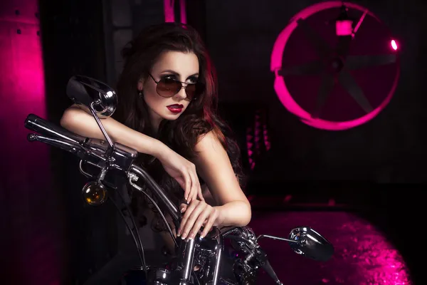 esmer sexy kadın siyah iç çamaşırı, topuklar ve bir motosiklet üzerinde kırmızı ışık Studio güneş gözlüğü. kapalı. kopya alanı