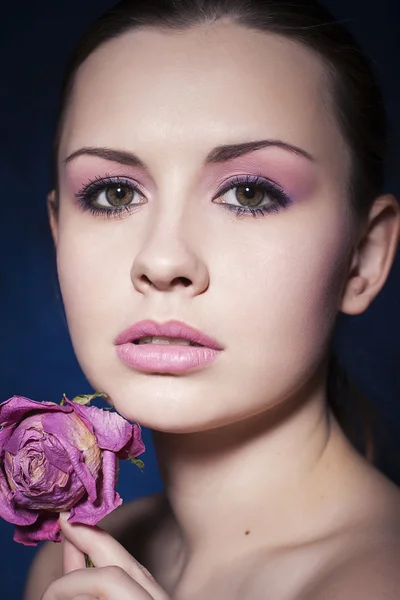 Skönhet närbild porträtt av en brunett kvinna med rosa läppstift och döda rose — Stockfoto