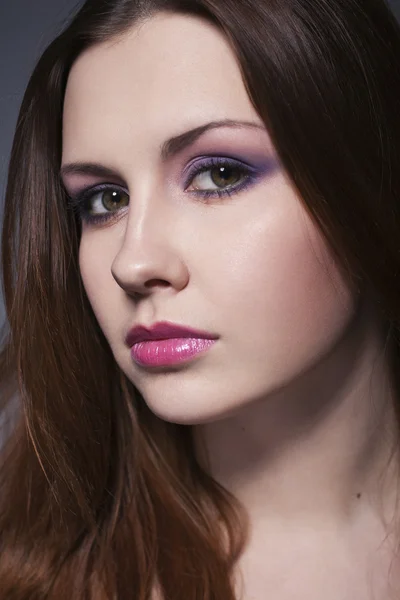 Beauty close up portrait of a brunette woman with pink lipstick — Stock Photo, Image