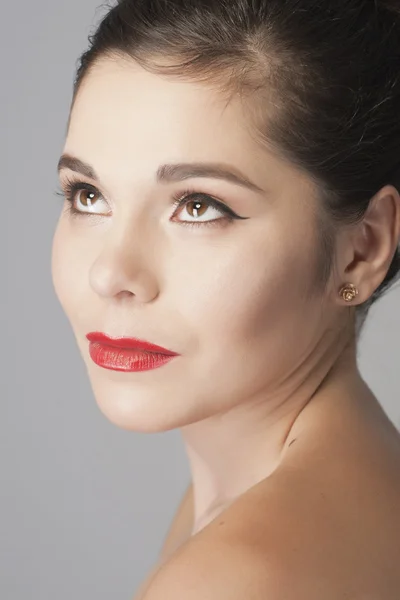 Hermosa morena sonriente mujer retrato con lápiz labial rojo —  Fotos de Stock