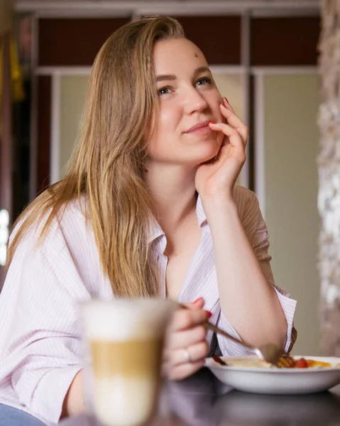 Kvinna Äter Sin Frukost Och Dricker Kaffe När Hon Sitter — Stockfoto