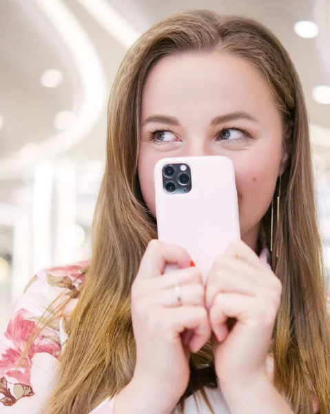 Alışveriş Merkezinde Elinde Telefonuyla Eğlenen Bir Kadın Akıllı Telefonuyla Uzaktan — Stok fotoğraf