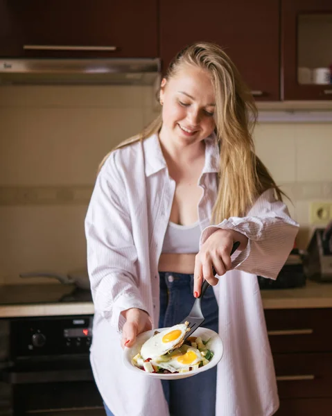 Een Vrouw Die Thuis Ontbijt Maakt Haar Keuken Focus Eieren — Stockfoto