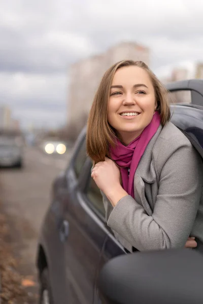 Bruna Donna Metà Uscire Attraverso Finestrino Dell Auto Cappotto Autunno — Foto Stock