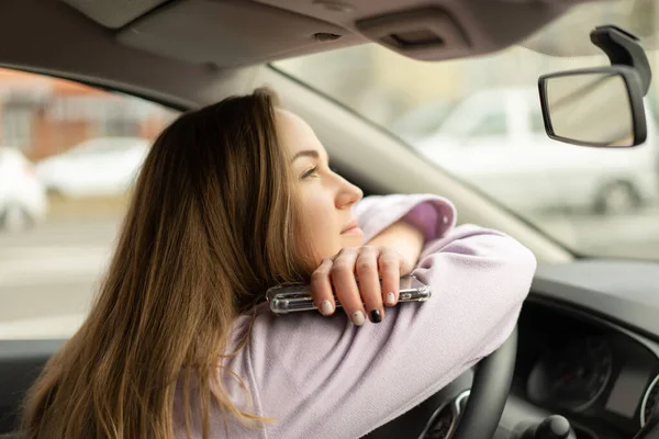 Woman Sitting Car Phone Her Hands She Has Dreamy Mood — Stock Photo, Image