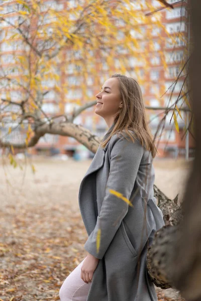 コートを着て公園を歩く女性 寒い季節 — ストック写真