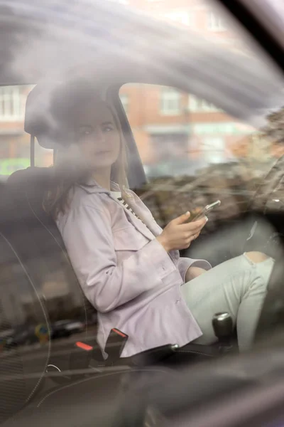 Mujer Sentada Coche Con Teléfono Las Manos Tiene Humor Ensueño — Foto de Stock