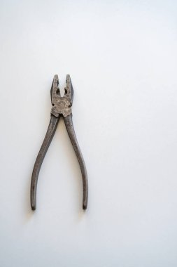 Beyaz arka plan üzerinde metal pense