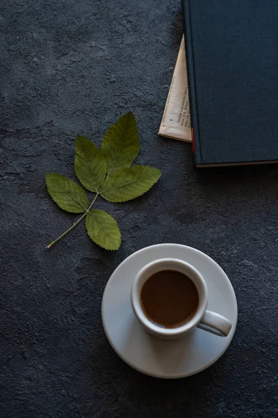 Masanın Üzerinde Bir Fincan Kahve Var Yanında Bir Defter Yeşil — Stok fotoğraf
