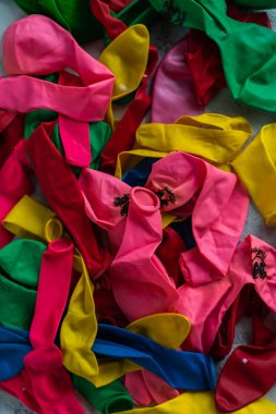 Masada sönmüş balonlar var.