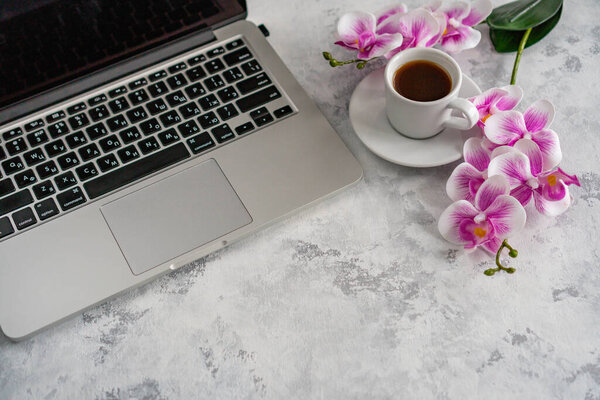 есть ноутбук на рабочем столе, рядом кружка кофе