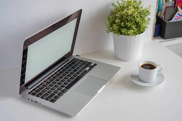 Hay Ordenador Portátil Escritorio Junto Una Taza Café — Foto de Stock