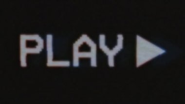 PLAY metin ile eski siyah ekran üzerinde VHS etkisi. VHS efekti, gürültü ve eserler, eski bir kasetin arızaları. Videolar için bir vintage arkaplan, bir retro ögesi.