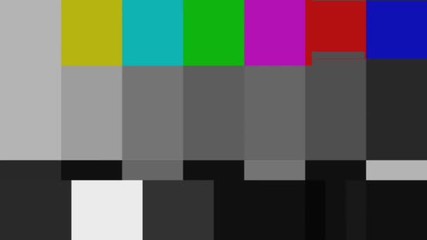 Barras de cores SMPTE com efeito de falha e com texto periodicamente pop-up: SEM SINAL. Teste padrão de uma transmissão de TV com barras coloridas. Barras de cor falhas de dados. Efeito de falha. — Vídeo de Stock