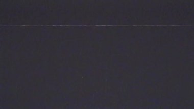 VHS kusurları, gürültü ve eserler, eski VHS kasetindeki arızalar. TV gürültüsü ve eski ekran paraziti ile video sinyali hasarı.