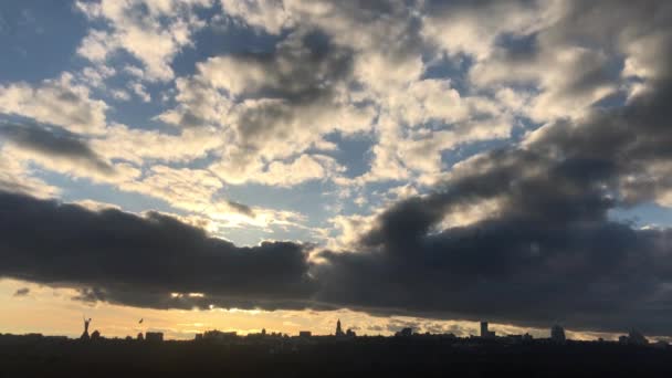 Céu bonito com nuvens cinzas no pôr do sol. TimeLapse. Nuvens sobre a cidade. Pôr do sol na cidade. — Vídeo de Stock