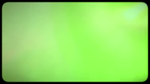 緑の画面にキンスコープ付きの古いテレビの効果。緑の画面とCRT上の光。古い緑のテレビ画面。ノイズがちらつきます。オーバーレイに最適. — ストック動画