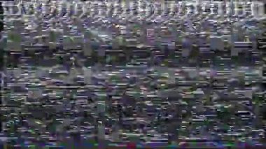 Tek renkli, siyah-beyaz titreşimli ses. Ekran hasarı TV efektleri ve objeler. VHS etkisi.