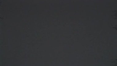 VHS kusurları, gürültü ve eserler, eski VHS kasetindeki arızalar. Gri arka plan ekran koruyucusu. Gürültülü ve siyah arızalı bir VHS kaseti. Analog TV sesi.