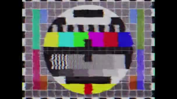 Patrón de prueba de una transmisión de televisión con barras de colores. Efectos VHS durante la prueba de renderización de la televisión antigua. SMPTE rayas de color problemas técnicos y pantalla de televisión retro parpadeo. — Vídeos de Stock