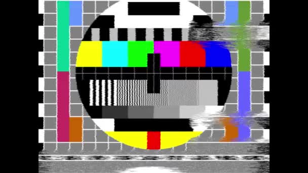 Barras de color SMPTE con efecto Glitch. SMPTE rayas de color problemas técnicos y deslizar la imagen. Patrón de prueba de transmisión de televisión. — Vídeos de Stock