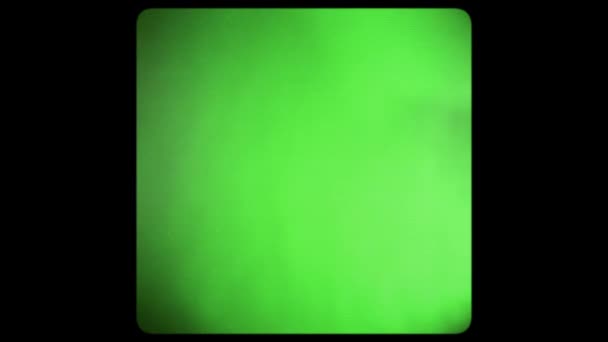 ヴィンテージテレビのクロマキー 干渉とちらつきレトロテレビ 丸みを帯びたエッジと破損したフィルムテープと緑の画面 8Mm レトロフィルム効果 — ストック動画