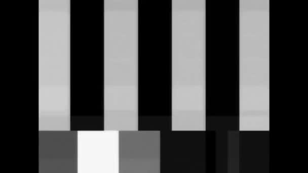 Glitch和Vhs效果在老电视试播期间 Smpte黑白相间的条纹 技术问题和擦拭图片 具有Glitch效应的Smpte — 图库视频影像
