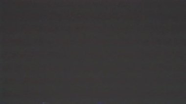 VHS sıçrama ekranı. Retro TV ekranının gri arka planı. Titreme, hatlar, kusurlar ve TV ekranındaki gürültü. Televizyon sinyalinin kesilmesi. VHS.